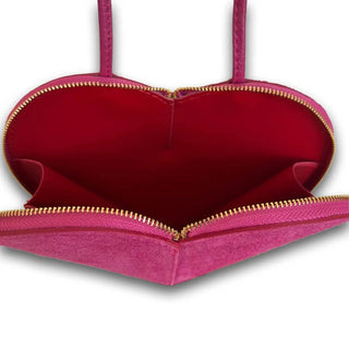 
                    
                      Innenraum der Herzl Tasche aus Velour Leder in pink, geräumig mit rotem Innenfutter
                    
                  