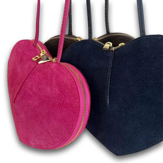 
                    
                      Herzl Tasche Velourleder dunkelblau, pinkes Modell mit goldenen Reißverschlüssen, Innenfächer, Damenaccessoire
                    
                  