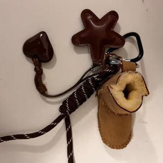 
                    
                      Taschen Schluessel Anhaenger Fellstiefel
                    
                  