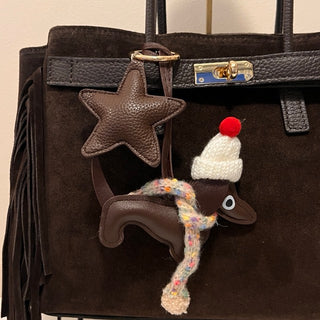 
                    
                      Taschen Schluessel Anhaenger Dackel mit Strickmütze
                    
                  