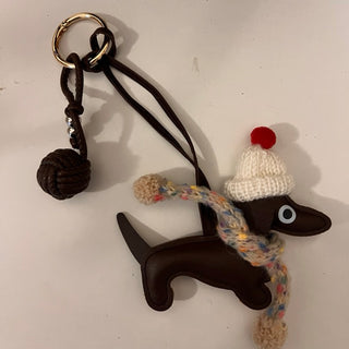 
                    
                      Taschen Schluessel Anhaenger Dackel mit Strickmütze
                    
                  