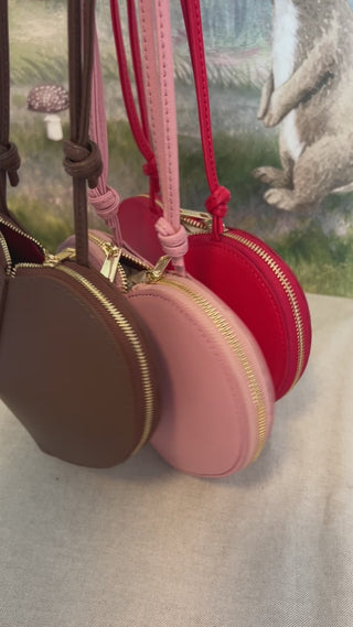 
                    
                      Video in der Galerie ansehen und abspielen, Rote Herzform Lederhandtasche mit goldener Zipper
                    
                  