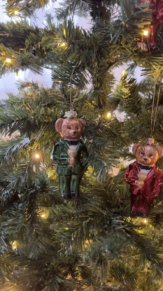 
                    
                      Video in der Galerie ansehen und abspielen, Weihnachtsbaum mit Bären-Glasornamenten, festliche Dekoration, Lichter
                    
                  