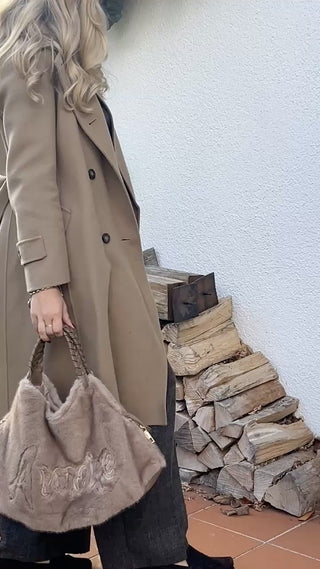 
                    
                      Video in der Galerie ansehen und abspielen, Fake Fur Shopper Tasche &amp;#39;Amore&amp;#39; in Camel mit Logo-Embossing
                    
                  