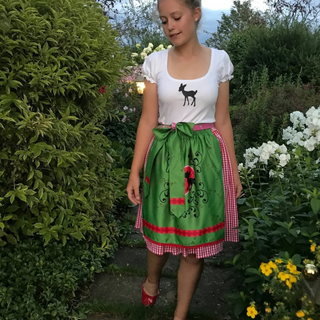 
                    
                      Teenager-Dirndl mit Reh und Seidenschürze
                    
                  