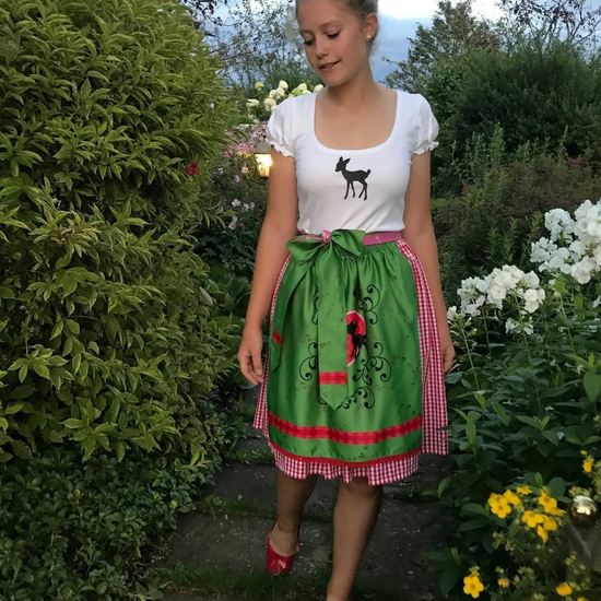 Teenager-Dirndl mit Reh und Seidenschürze
