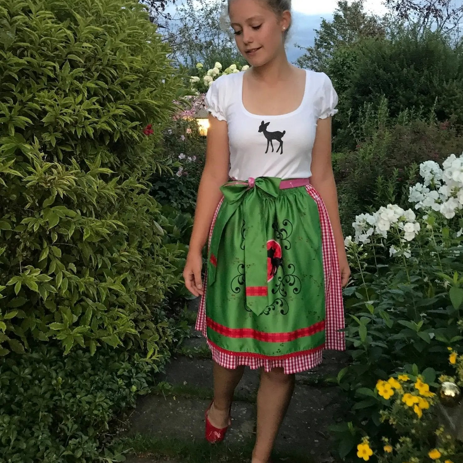 Teenager-Dirndl mit Reh und Seidenschürze